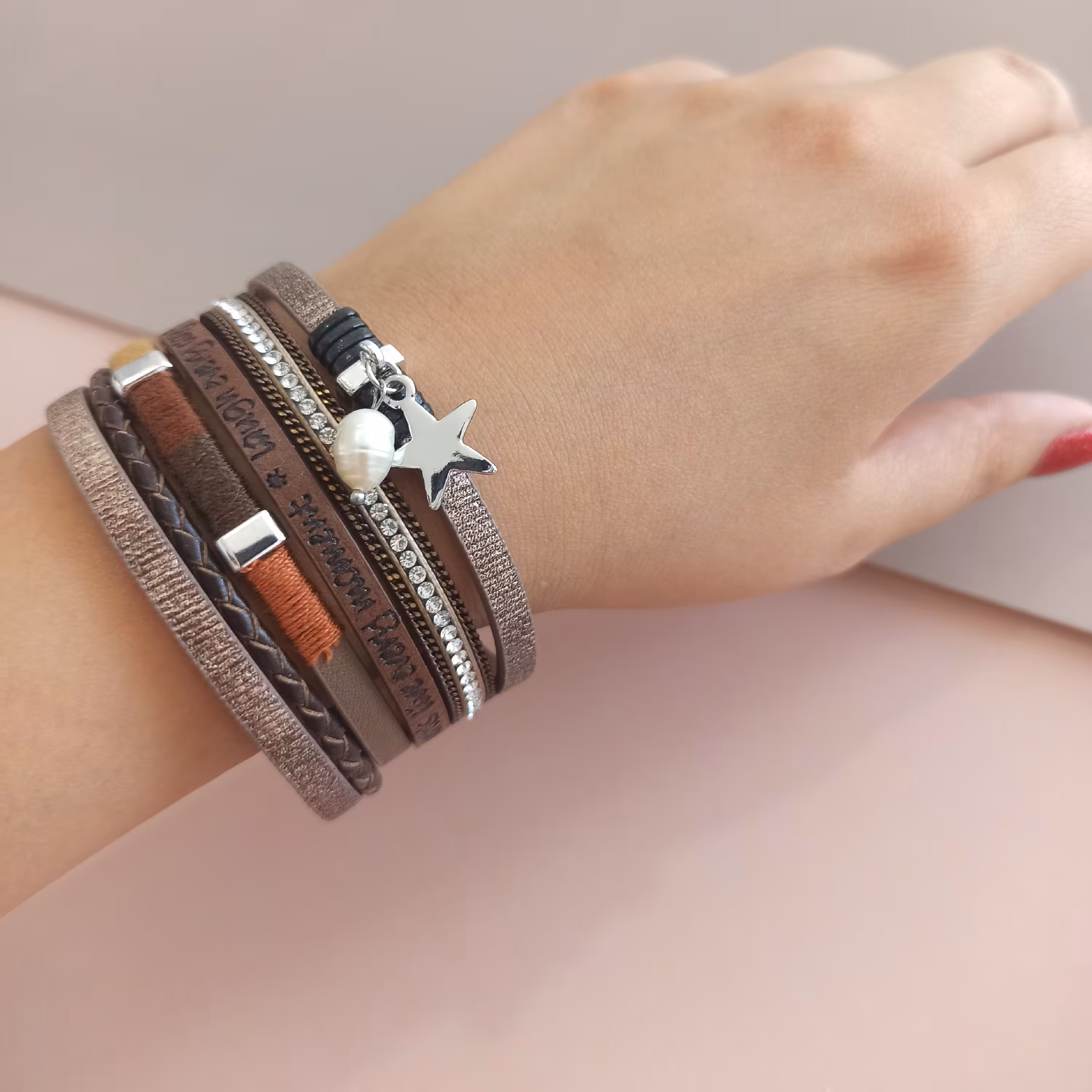 دستبند قهوه ای چندتایی پهن چرمی خاص و زیبا ، کیفت عالی ، قفل مگنتی 