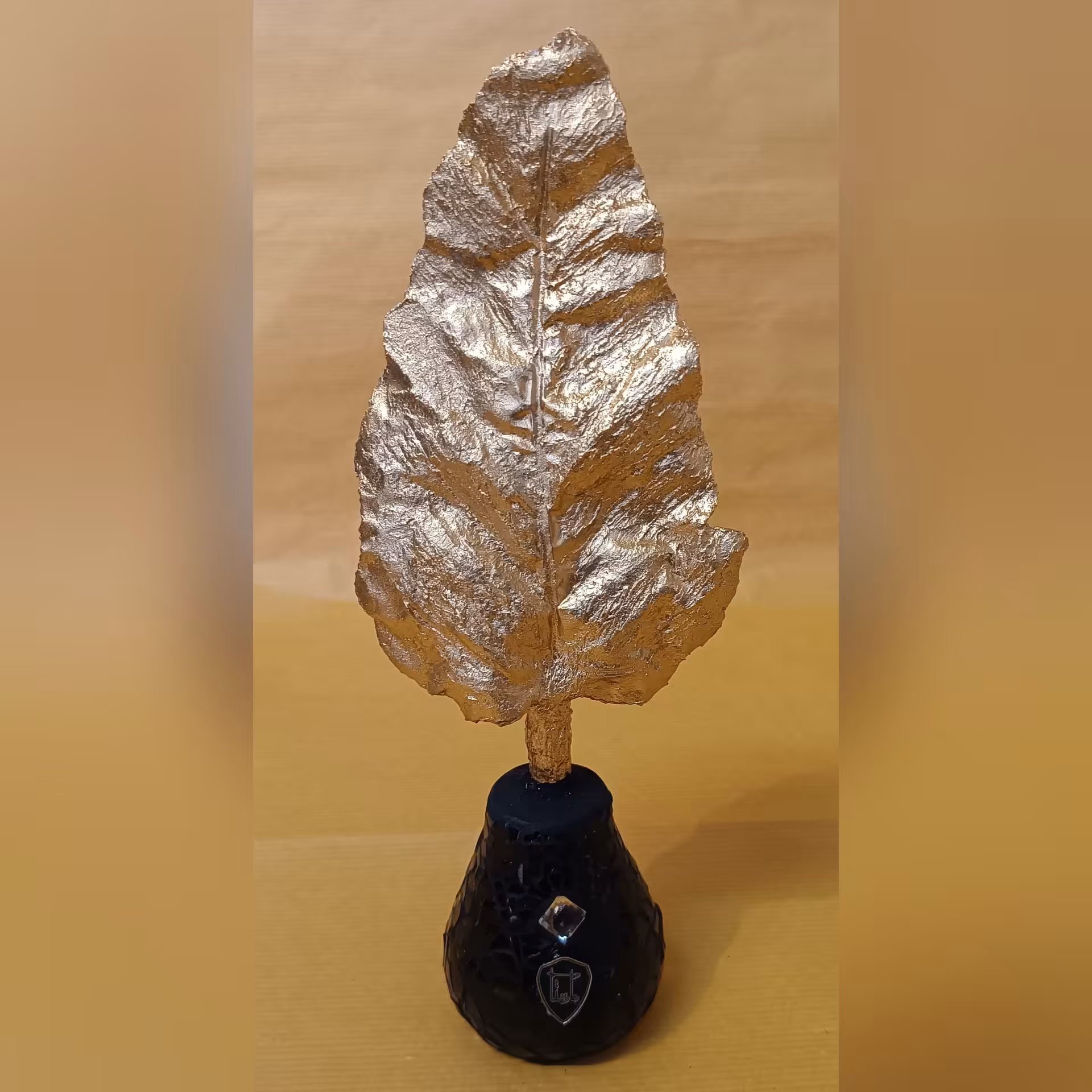 دکوری تزئینی با پایه ی چوبی و پتینه شیشه و برگ خمیری طرح سرامیک تزئین شده با ورق طلا 