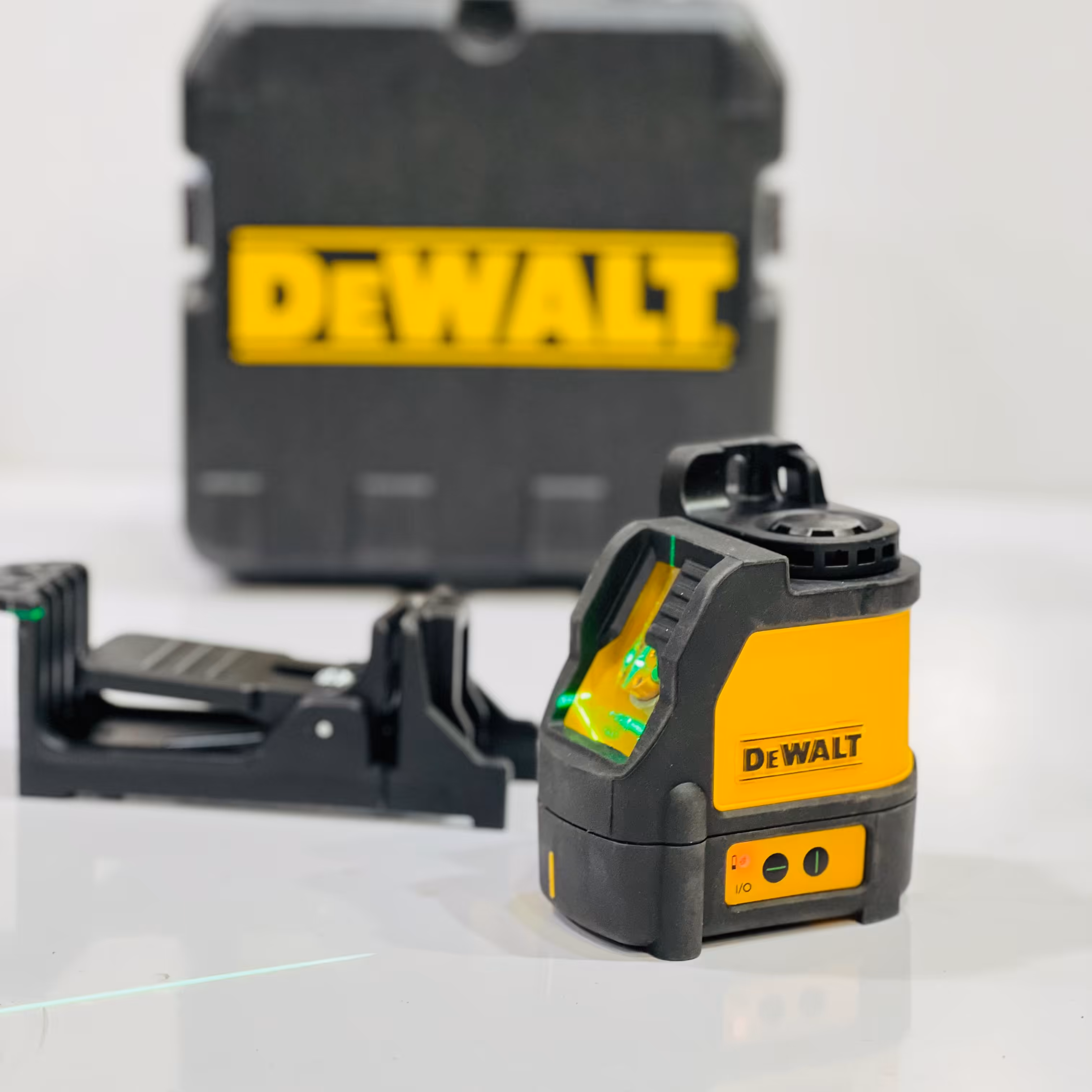 تراز لیزری دیوالت دو بعدی