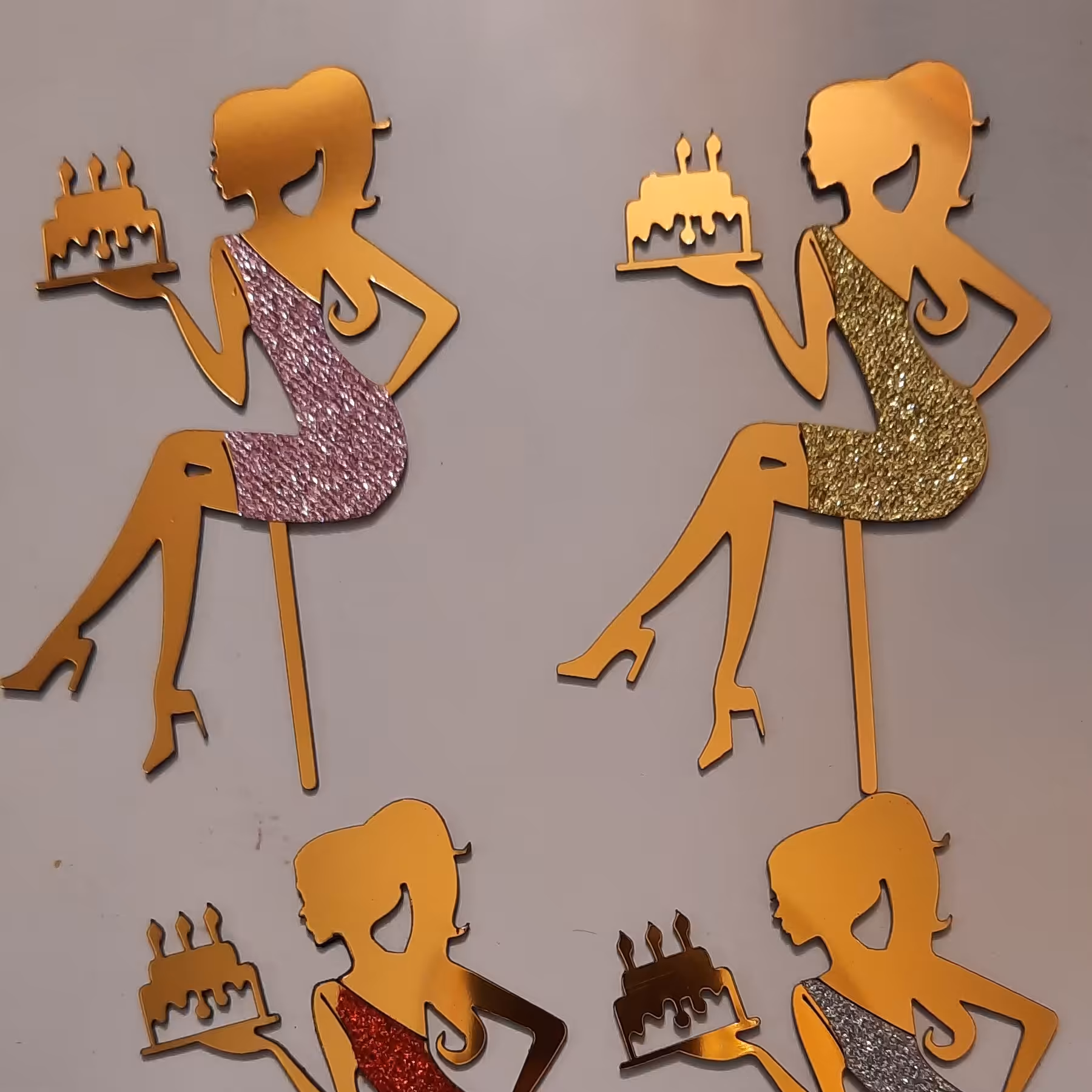 تاپر دختر با کیک تولد 4عددی