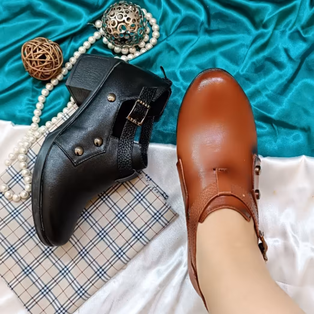 کفش زنانه 
نام  کفش
جنس  با کیفیت عالی
رنگ بندی  مشکی  عسلی 
سایزها  37  38  39  40 