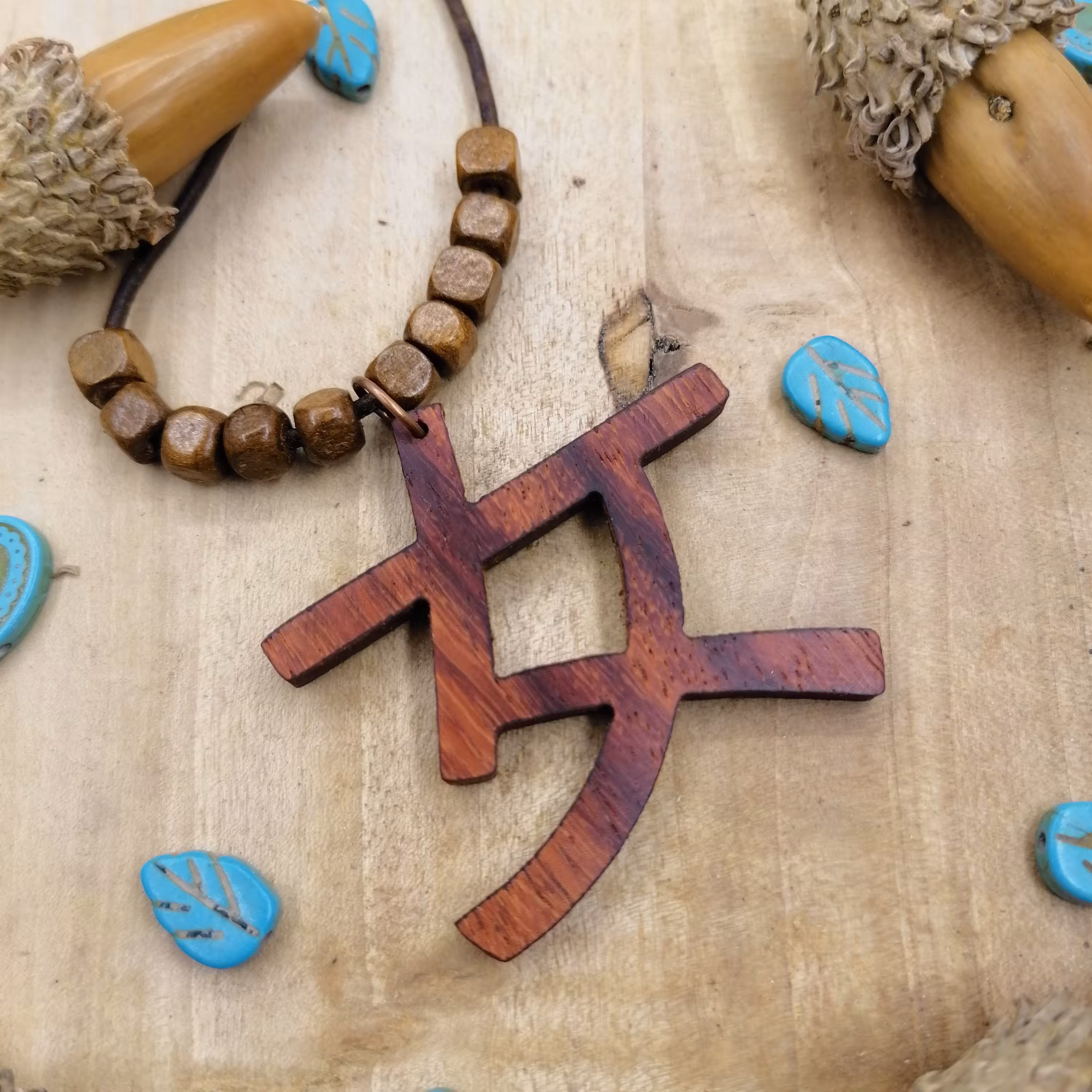 گردنبند چوب رزوود با حرف ژاپنیِ زن