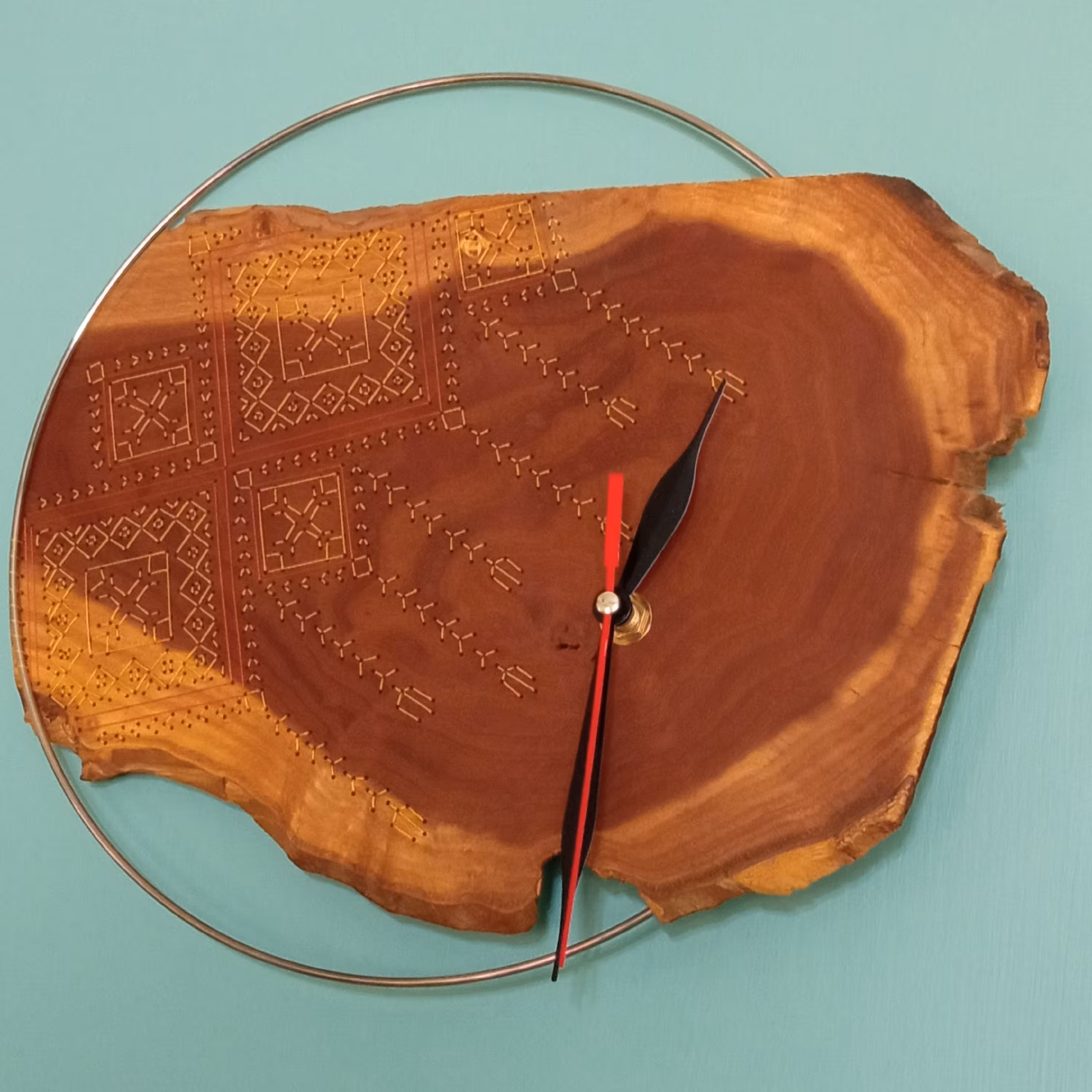 ساعت دیواری چوب طبیعی عناب، سوزن دوزی شده با دست