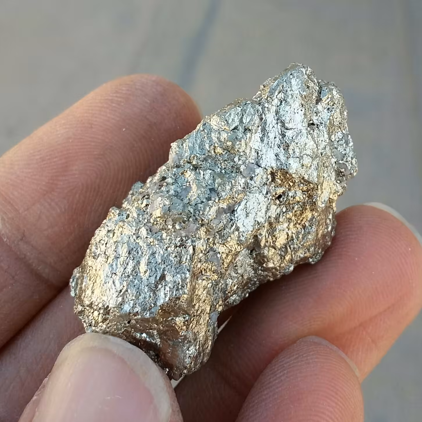 سنگ راف پیریت طلایی ملقب به سنگ طلا بسیار پر تلالو  100 در 100 طبیعی شاهکار خلقت
بی نظیر
کد 12107