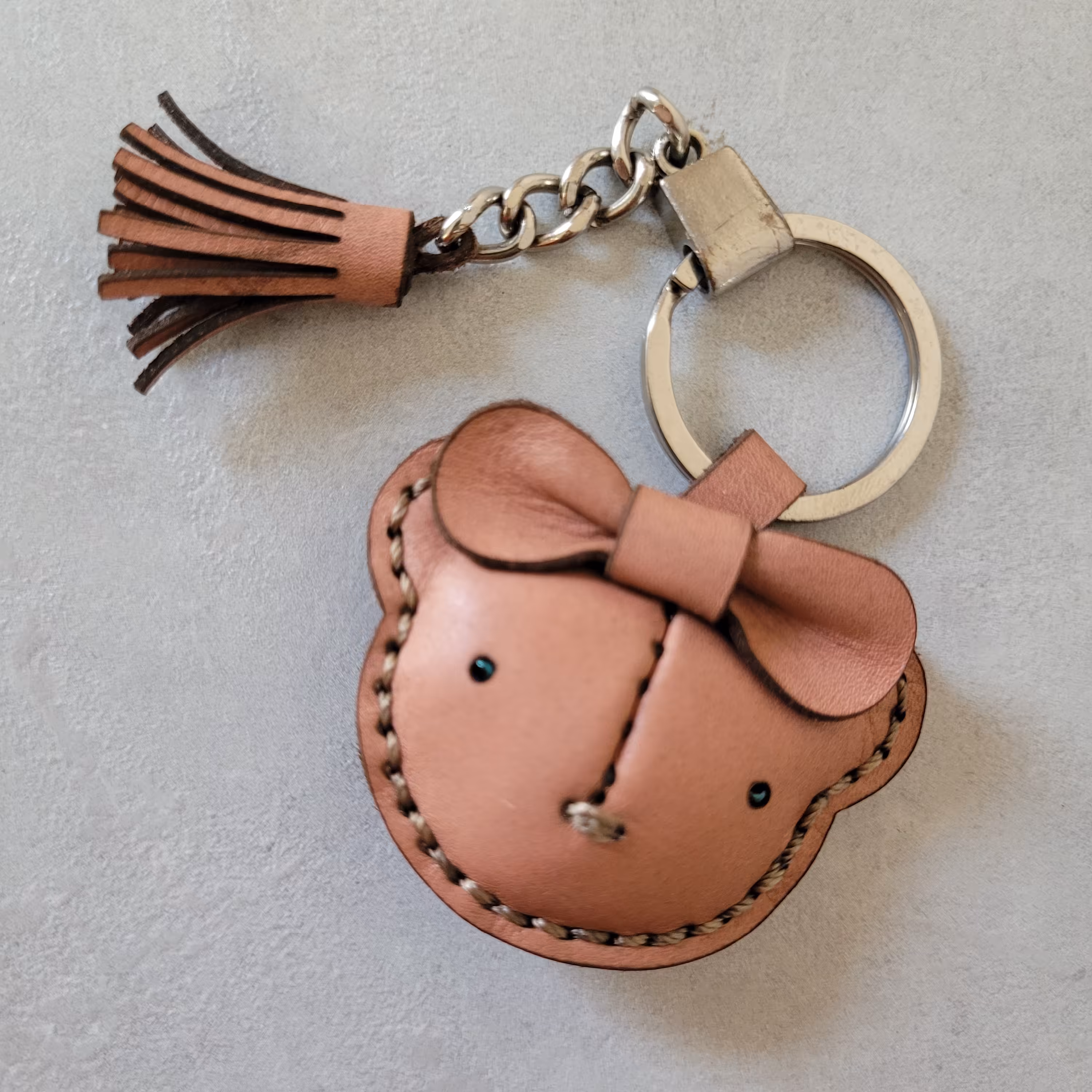 جاکلیدی دستدوز چرم طبیعی طرح سر خرس صورتی