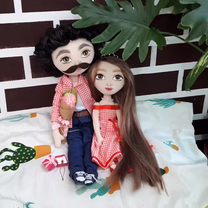 عروسک جفت موی مصنوعی و لباس همراه  قد 50 و 45 سانتی متر  