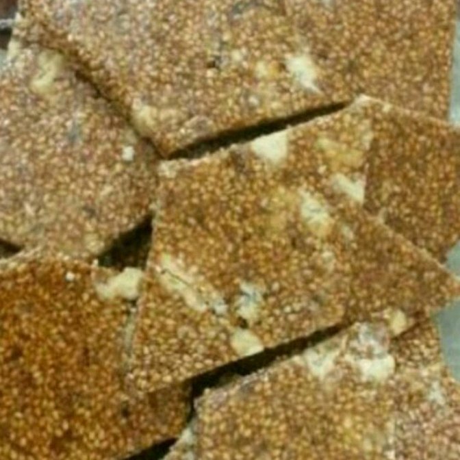 سوهان کنجدی یا پشت زیک همراه با بادام زمینی  شیرینی سنتی شمال