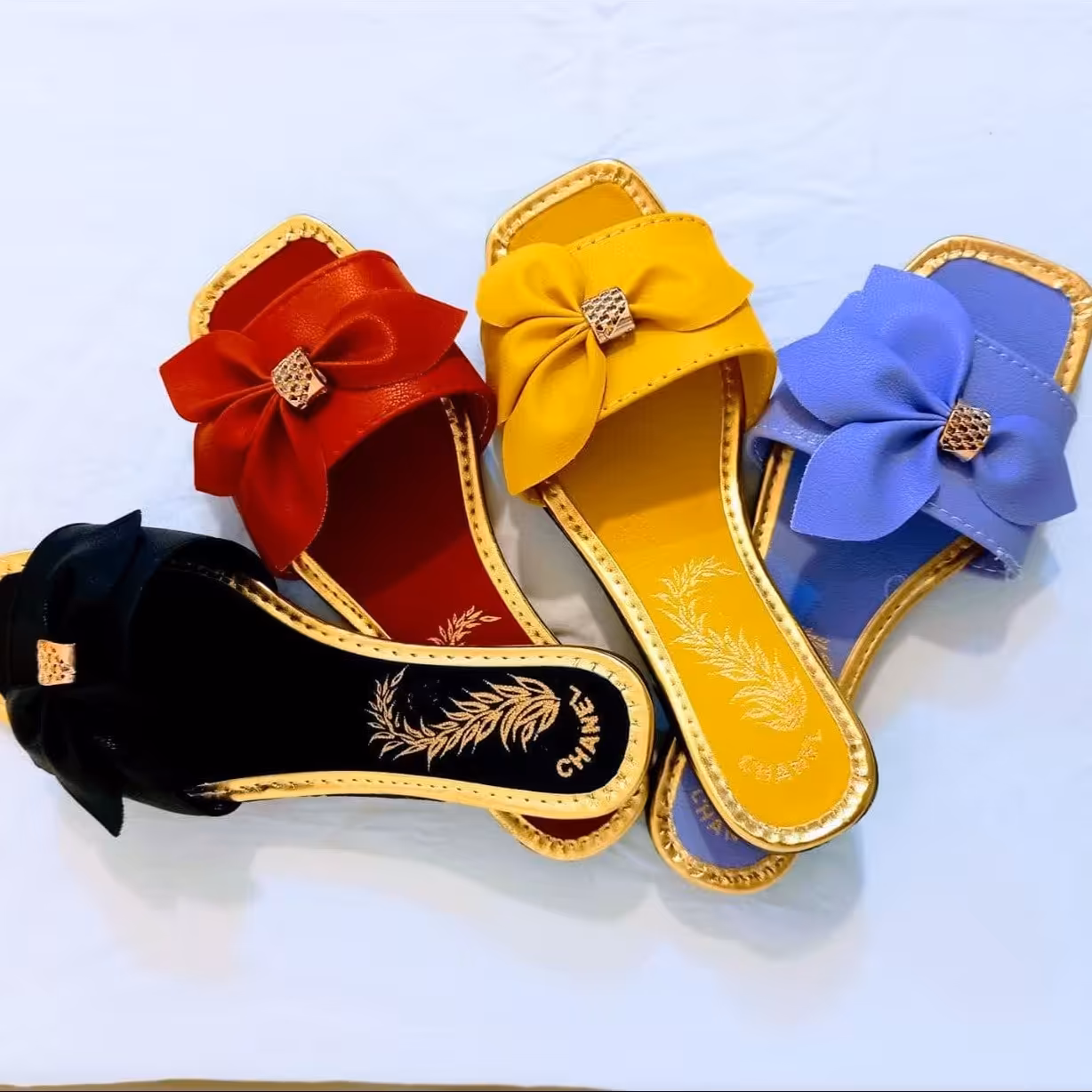 صندل روفرشی زنانه مجلسی مدل چنل بسیار سبک پاخور شیک در 4 رنگ زرد ، یاسی،قرمز،مشکی