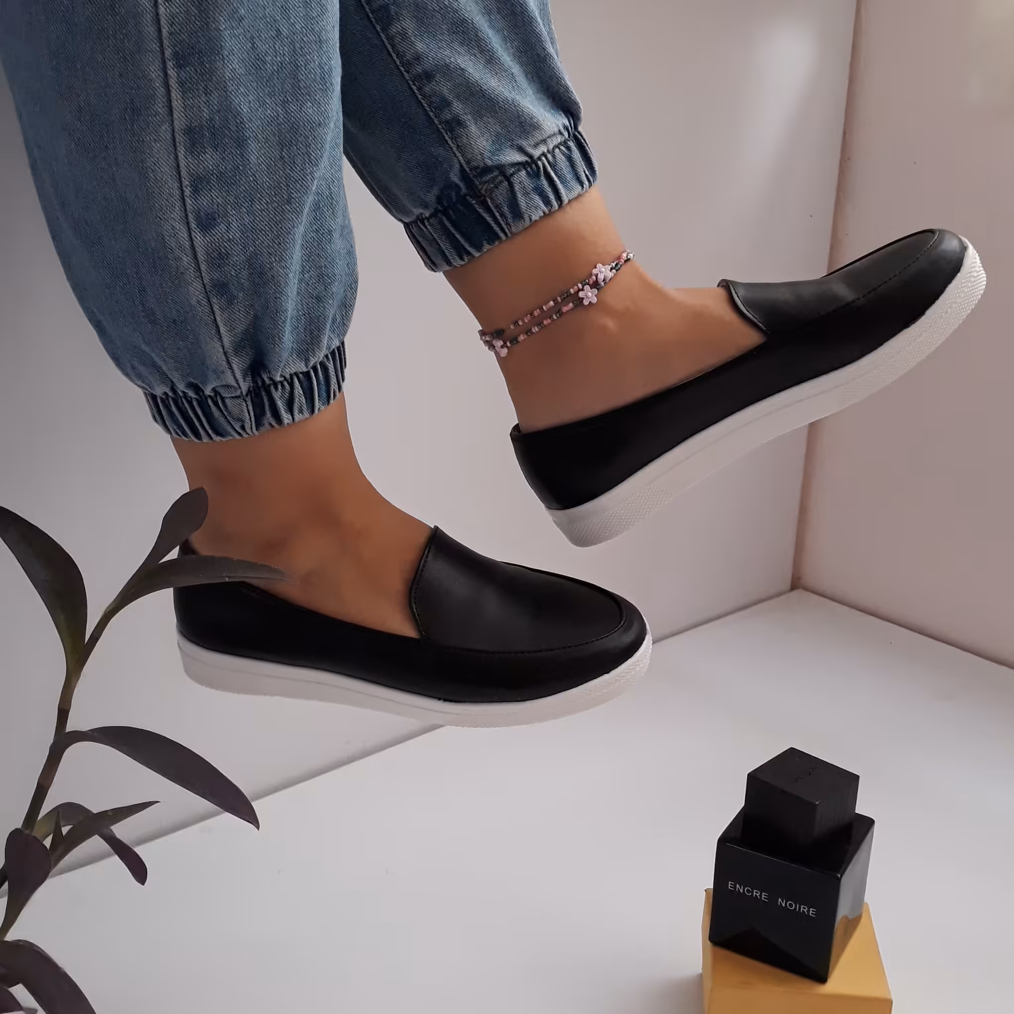 کفش  زنانه ونس مشکی شیک و راحت جنس از چرم مصنوعی ( بیاله ) رنگ مشکی