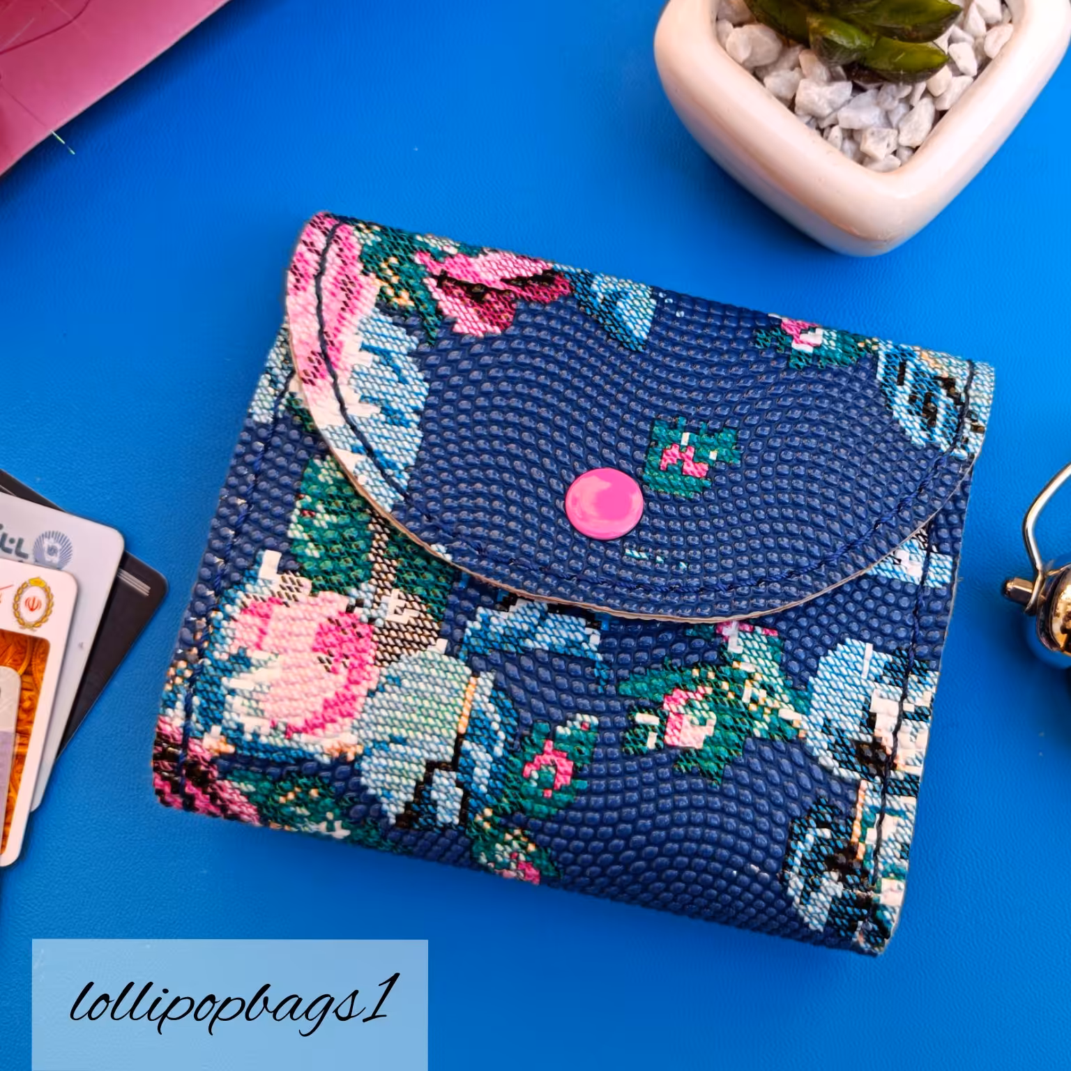 کیف پول فانتزی طرح گل برجسته،تولیدشده از چرم مصنوعی فوق العاده محکم و جذاب، آستر اشپالت فوق العاده با دوام، دست دوز هست.