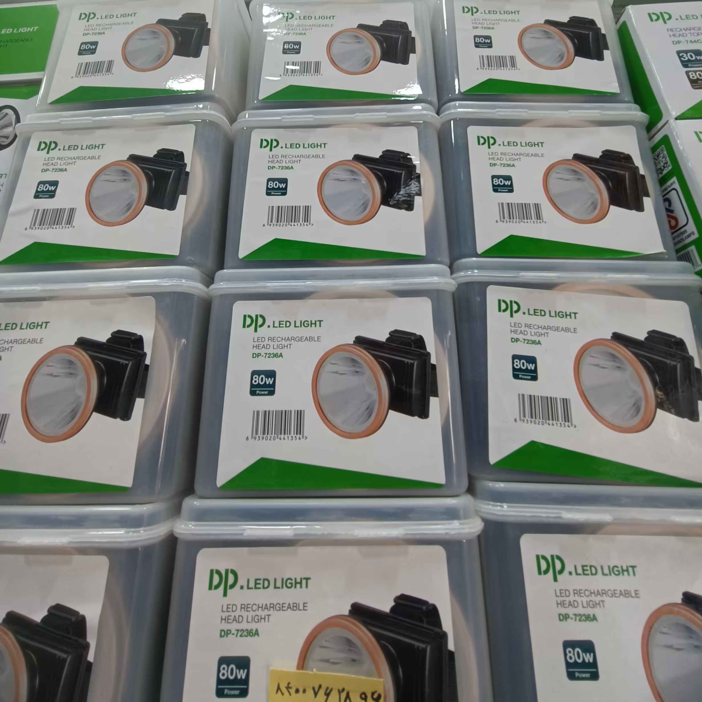 هدبند سیاه نقره ای لامپ روی سر منزل لامپ