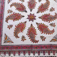 سفره قلمکار سنتی صورتی طرح بته سر کج