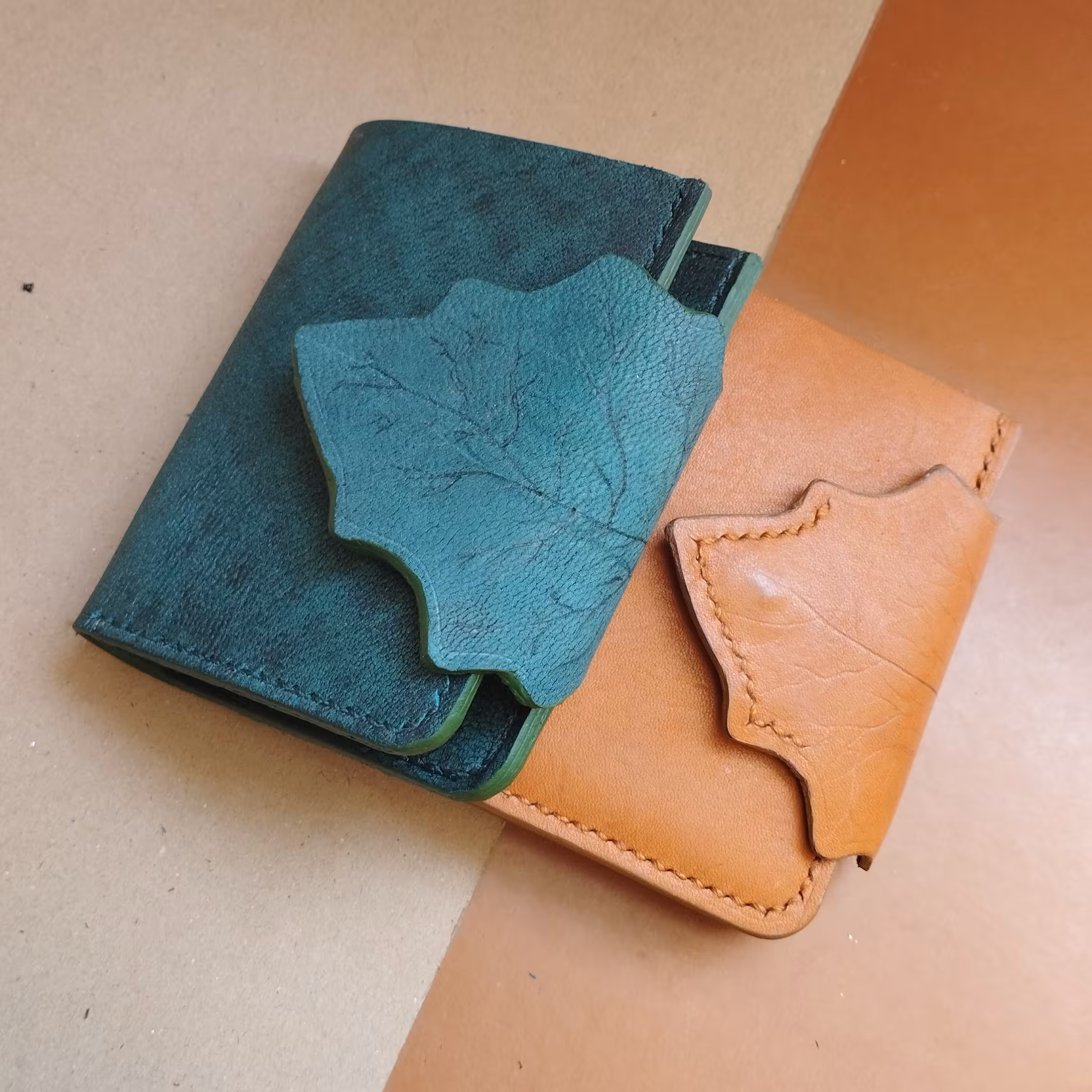 کیف پول و جاکارتی  سه لت  دارای 8جای کارت ک ی قسمت  جای عکس یا مدارک شناسایی هست  و جای اسکناس کاملا دستدوز