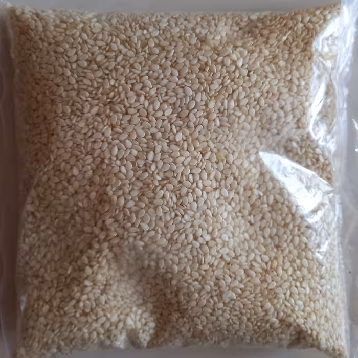 کنجد سفید در بسته های 100گرمی مناسب برای تزیین انواع کیک.نانها.بیسکوییت.شیرینی 