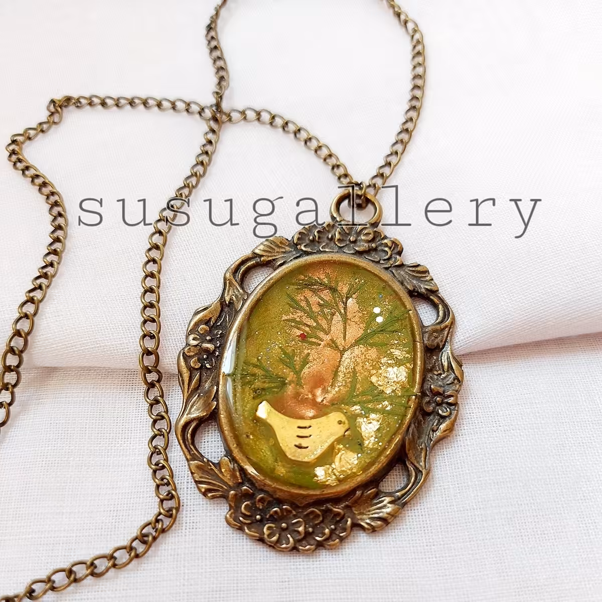 گردنبند رومانتویی آنتیک با قاب سنتی و نگینی رزینی دستساز سبز با پرنده و برگ طبیعی