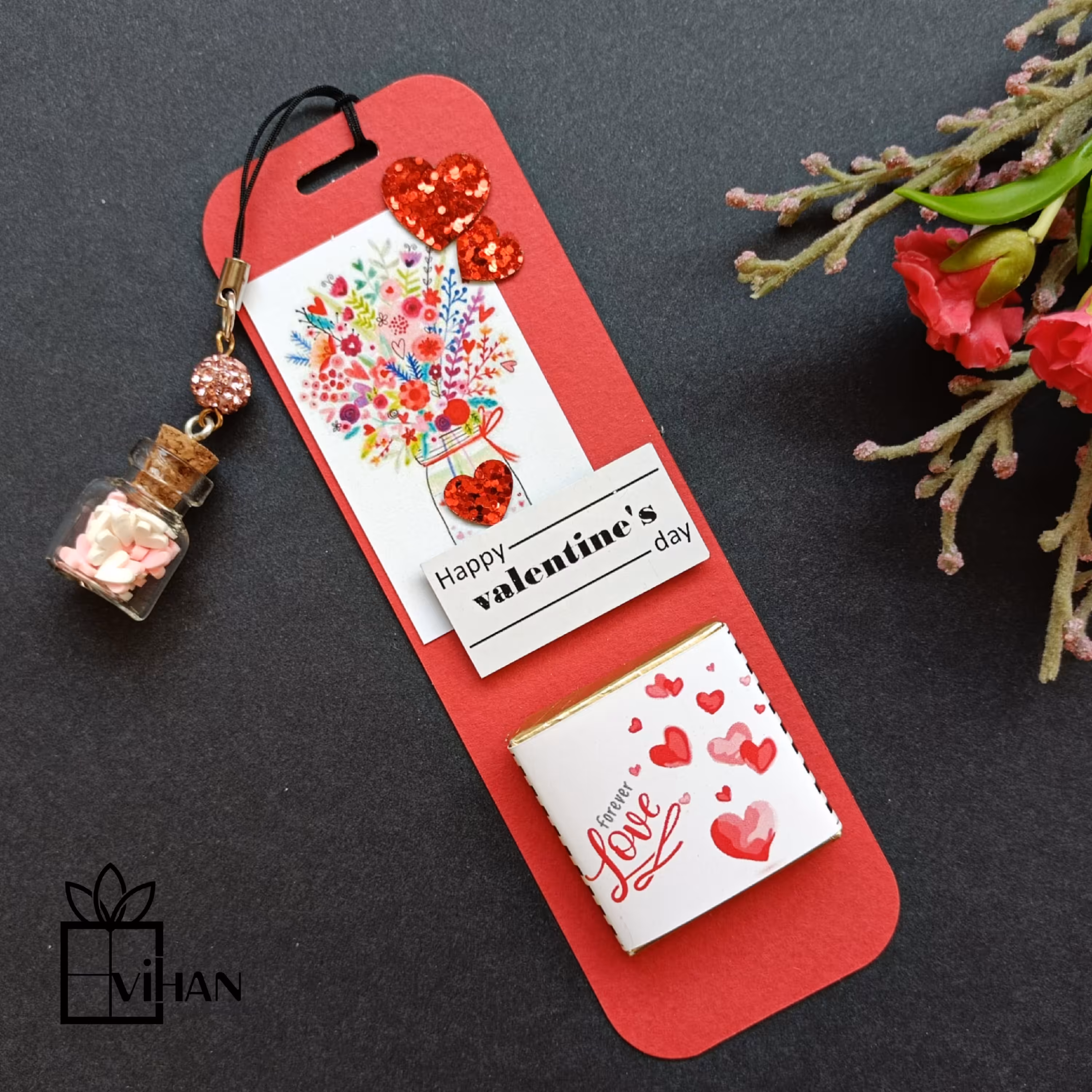 گیفت شکلات نصب شده بر روی تگ تزئین شده با تم ولنتاین با آویز شیشه ای 