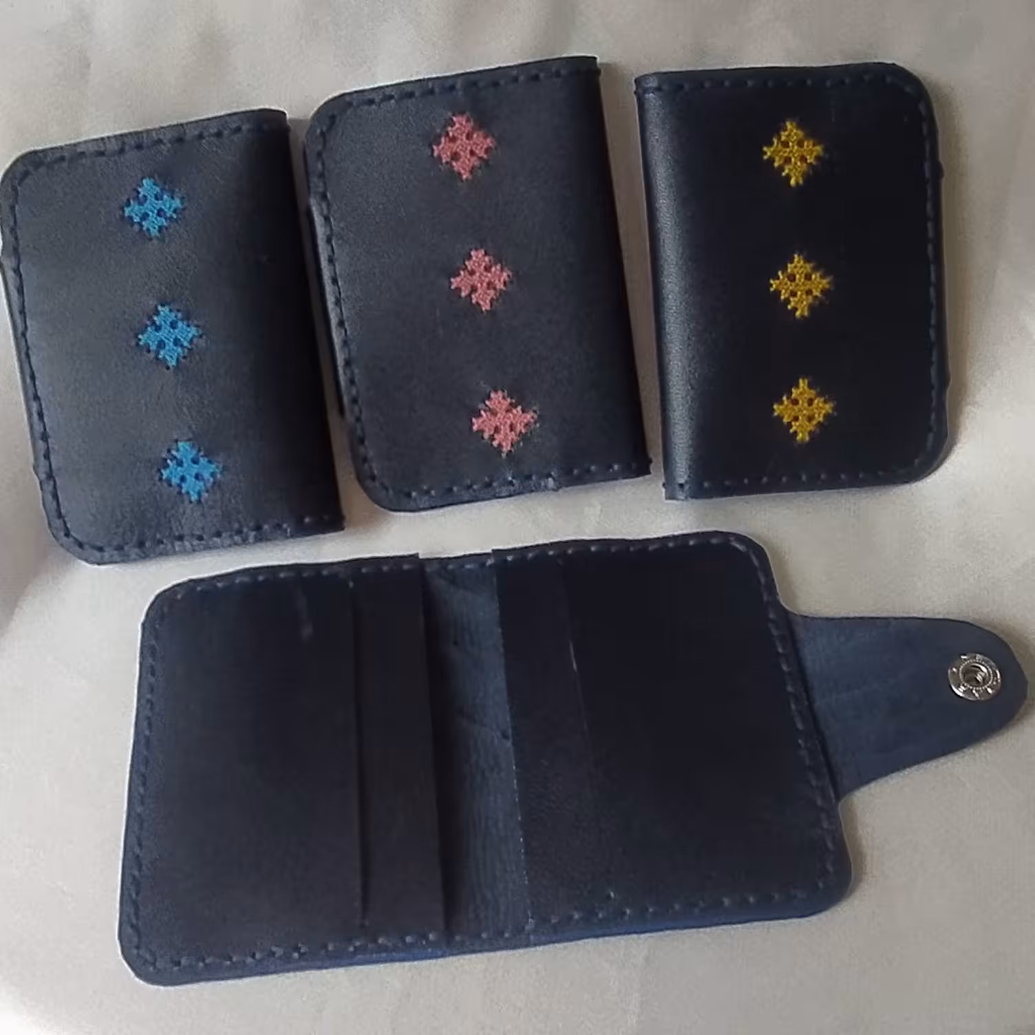 کیف جاکارتی چرم طبیعی بزی به همراه سوزندوزی کاملاً کار دست