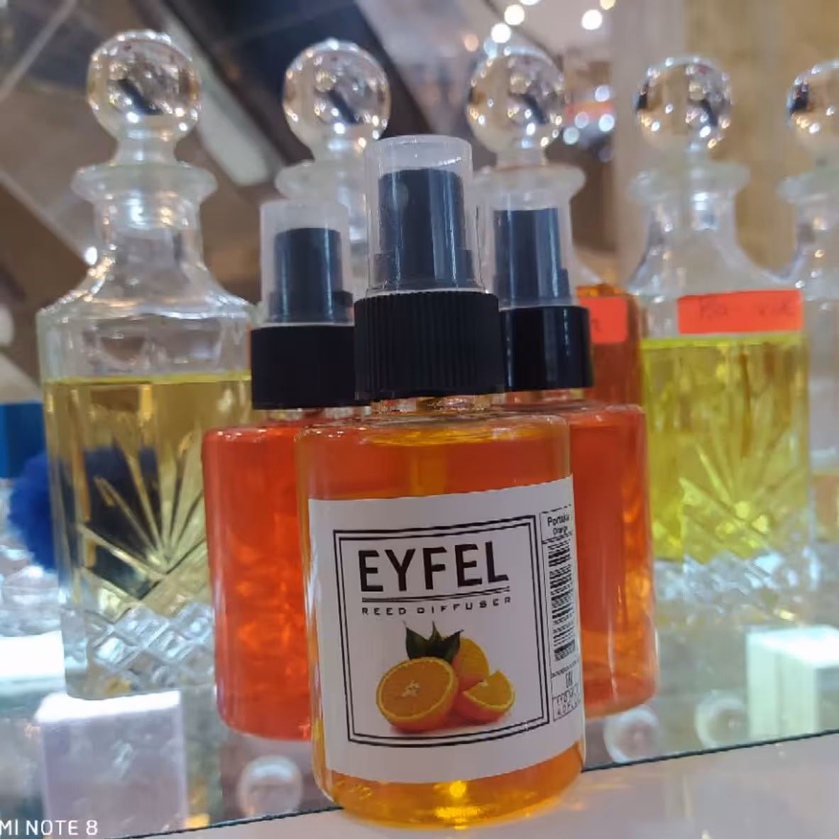 خوشبو کننده اسپری ایفل سایز کوچک با رایحه پرتقال .ماندگاری بسیار  عالی و پخش بوی فوق العاده 