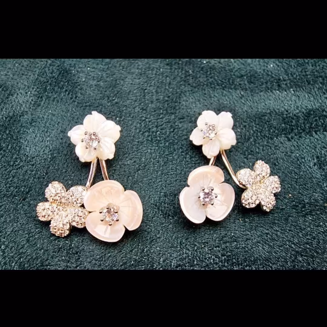 گوشواره زیبا صدف گوشواره نقره
نقره عیار 925
ارسال رایگان 