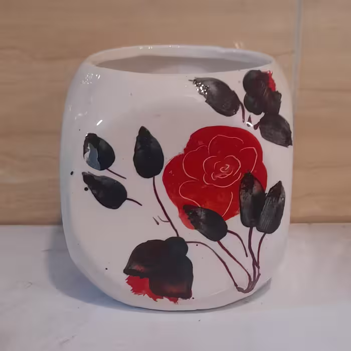 گلدان گل قرمز