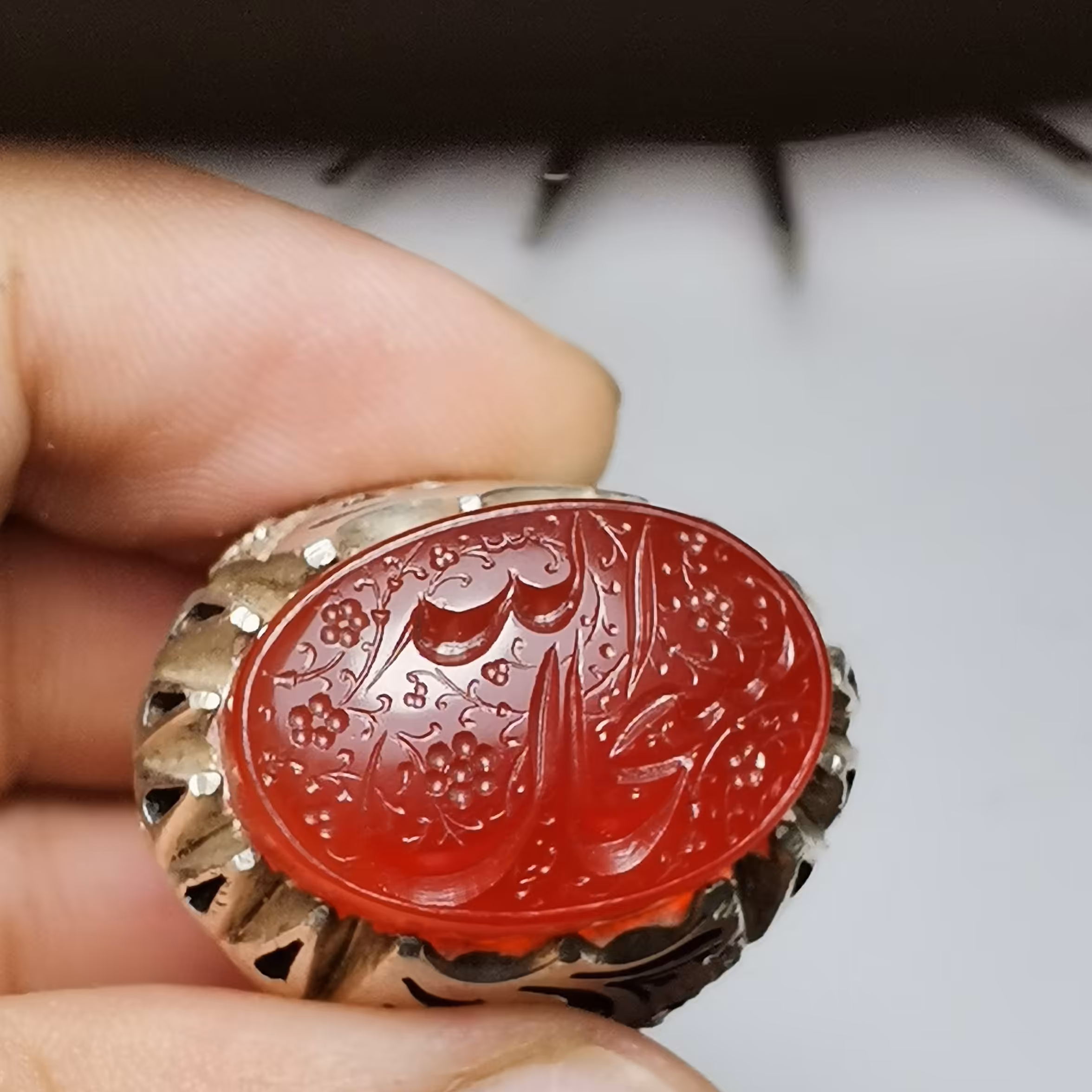 حکاکی سبحان الله روی نگین انگشتر حکاکی شده با دست توسط حکاک ضُحا 