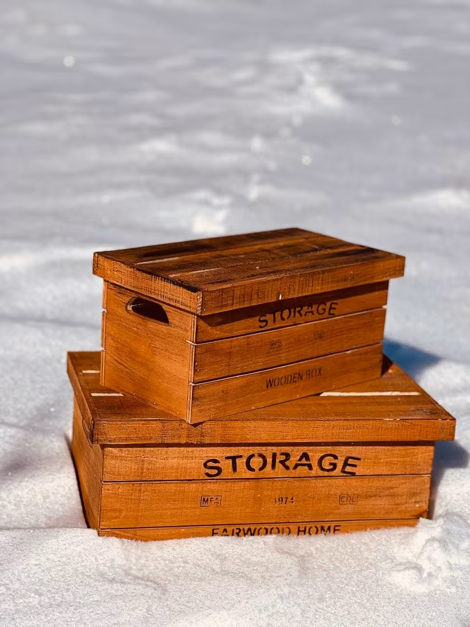 جعبه چوبی درب دار آجری رنگ