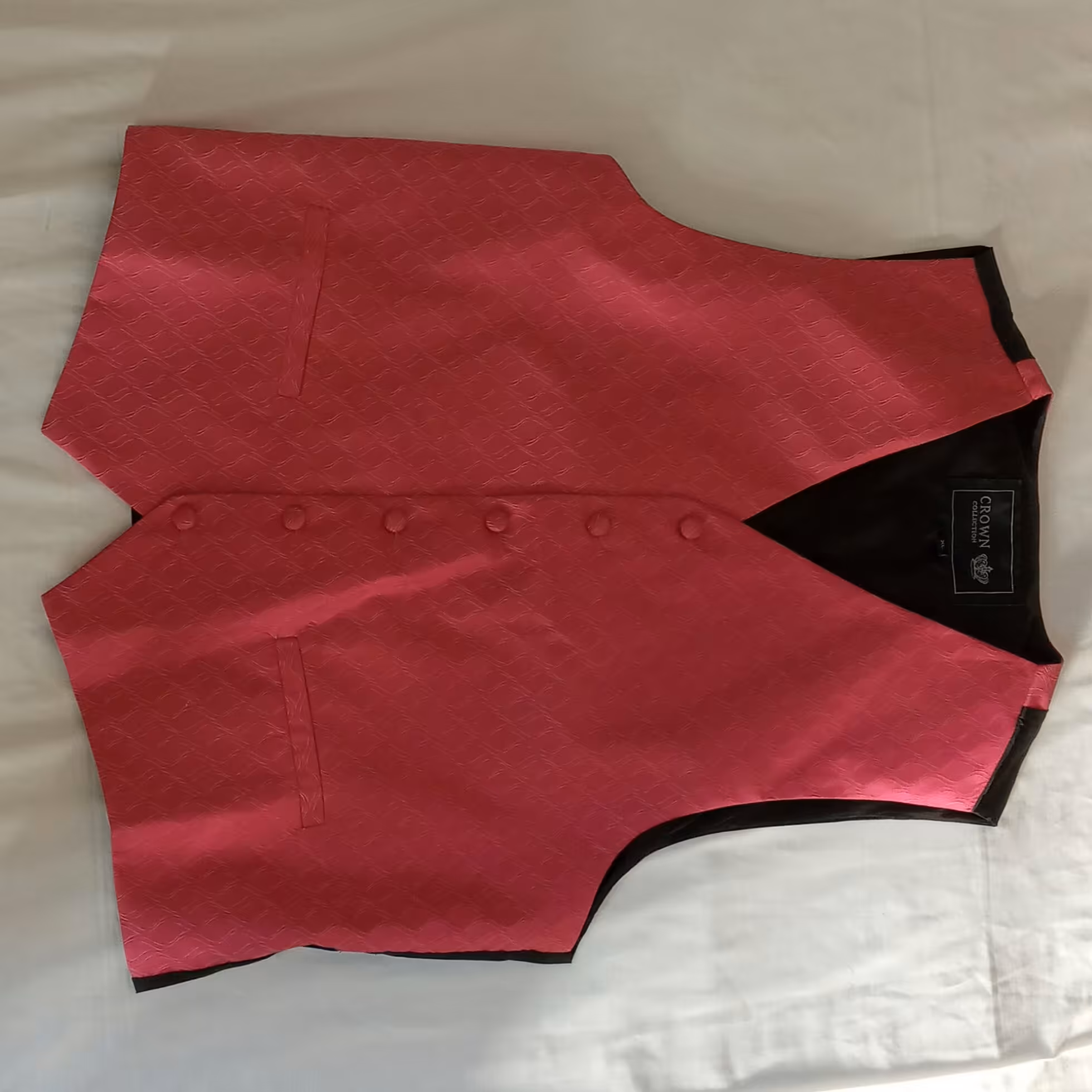  جلیقه از پارچه  و دوخت اعلای خارجی است  و سایر متعلقات  دکمه سر دست کروات  پاپیون دستمال  جیب