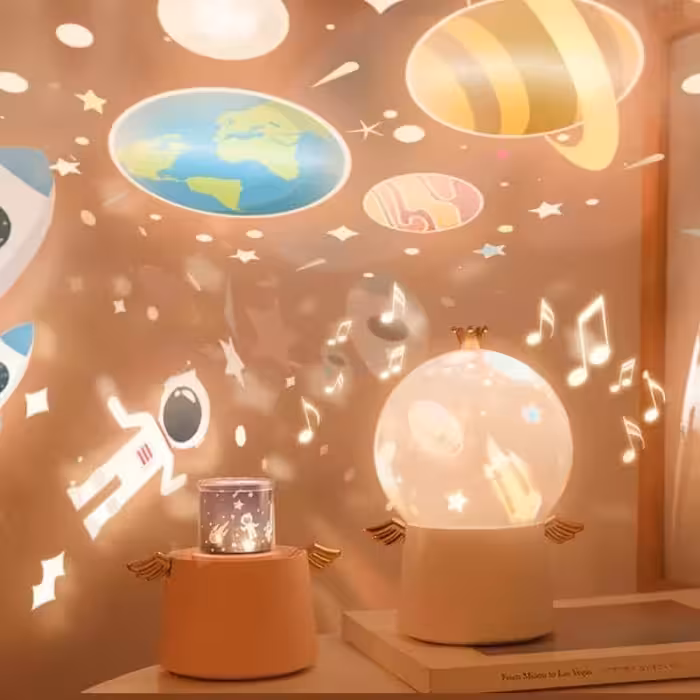 چراغ خواب فانتزی و خاص آنجل مدل رقص نور قابل شارژ با پخش موزیک در طرح های کهکشانی 