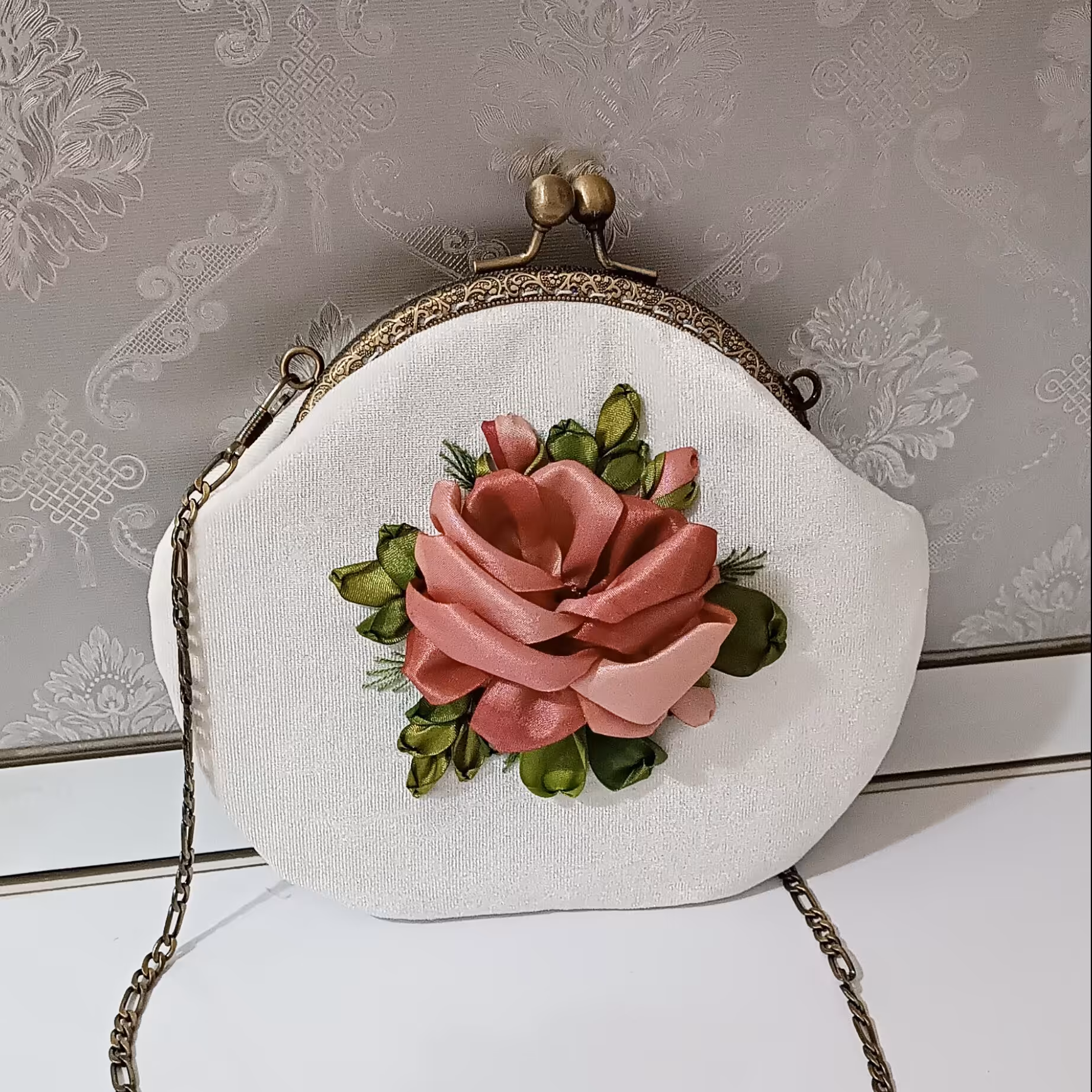 کیف پول روباندوزی سفید