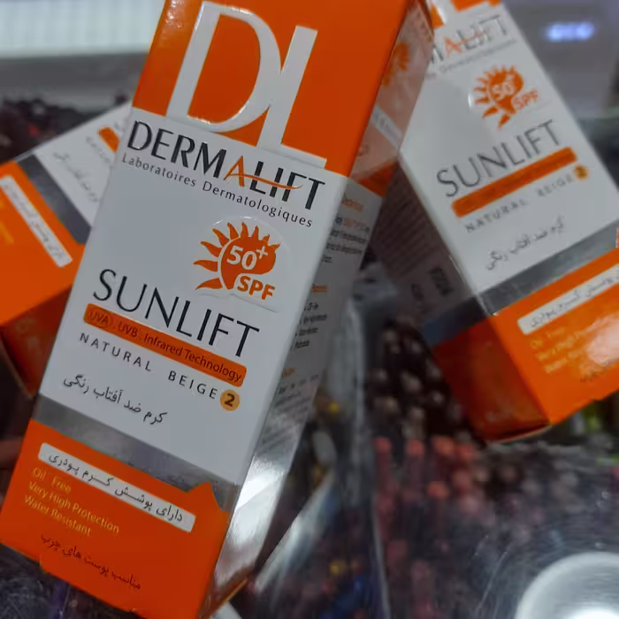 ضد آفتاب رنگی درمالیفت دارای پوشش کرم پودری با رنگ طبیعی2 مناسب پوست های چرب SPF50