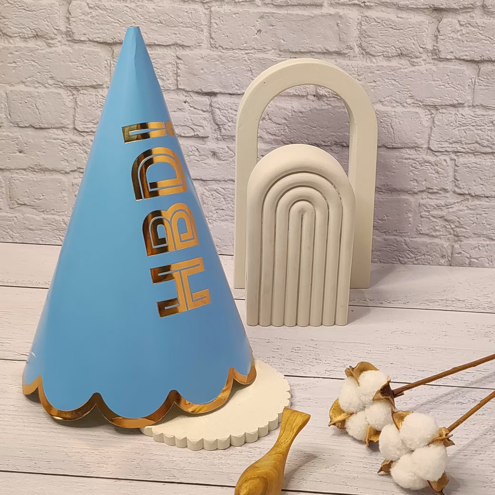 کلاه تولد آبی روشن پاستیلی طلاکوب