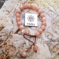 دستبند سنگ خورشید  Sunstone
سنگ هدفمندی و انرژی خورشیدی
تراش گرد سایز 8
کد 132