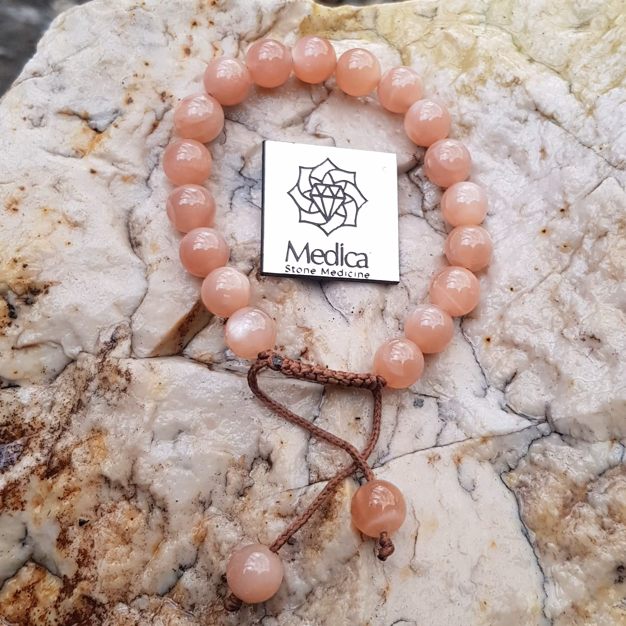 دستبند سنگ خورشید  Sunstone
سنگ هدفمندی و انرژی خورشیدی
تراش گرد سایز 8
کد 132