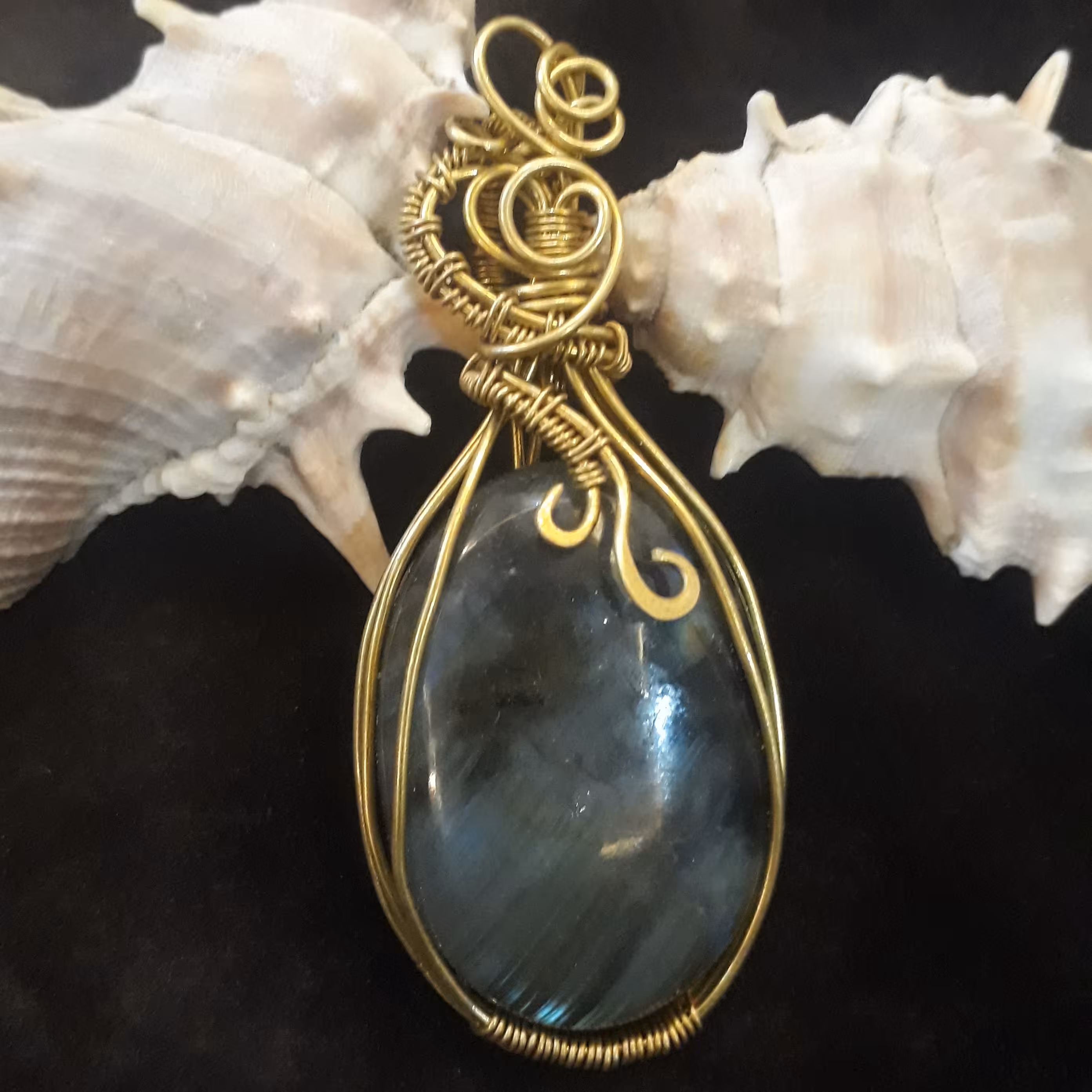 گردن آویز یا رومانتویی  لابرادوریت و بافت برنجی  دستساز