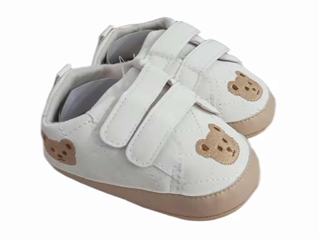 پاپوش نوزادی استپ دار مدل چسبی طرح خرس گلدوزی شده رنگ شیری