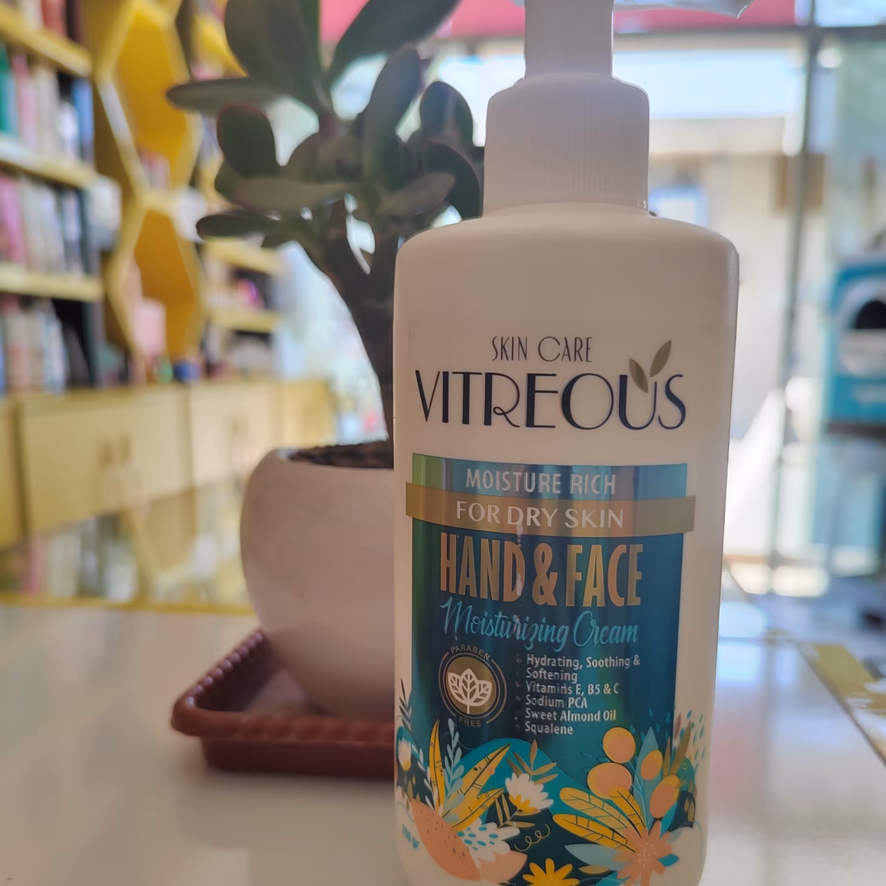 کرم مرطوب کننده دست صورت ویتروس مناسب برای پوست های خشک