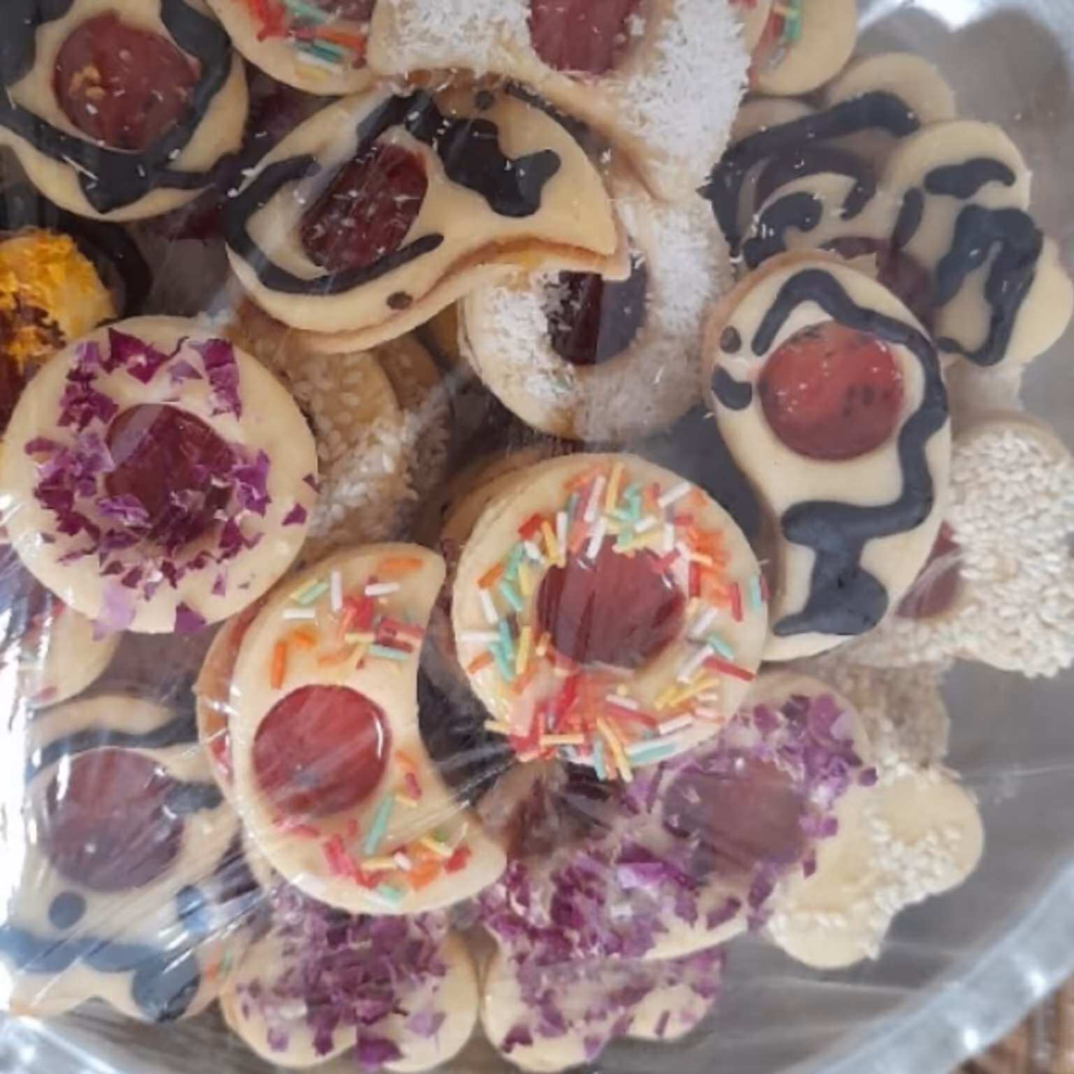 شیرینی مشهدی  به صورت شیرینی خانگی تهیه میشود با مربا ومارمالاد وبهترین مواد ودر هر وزنی که بخواهید با تزئینی که میخواهی