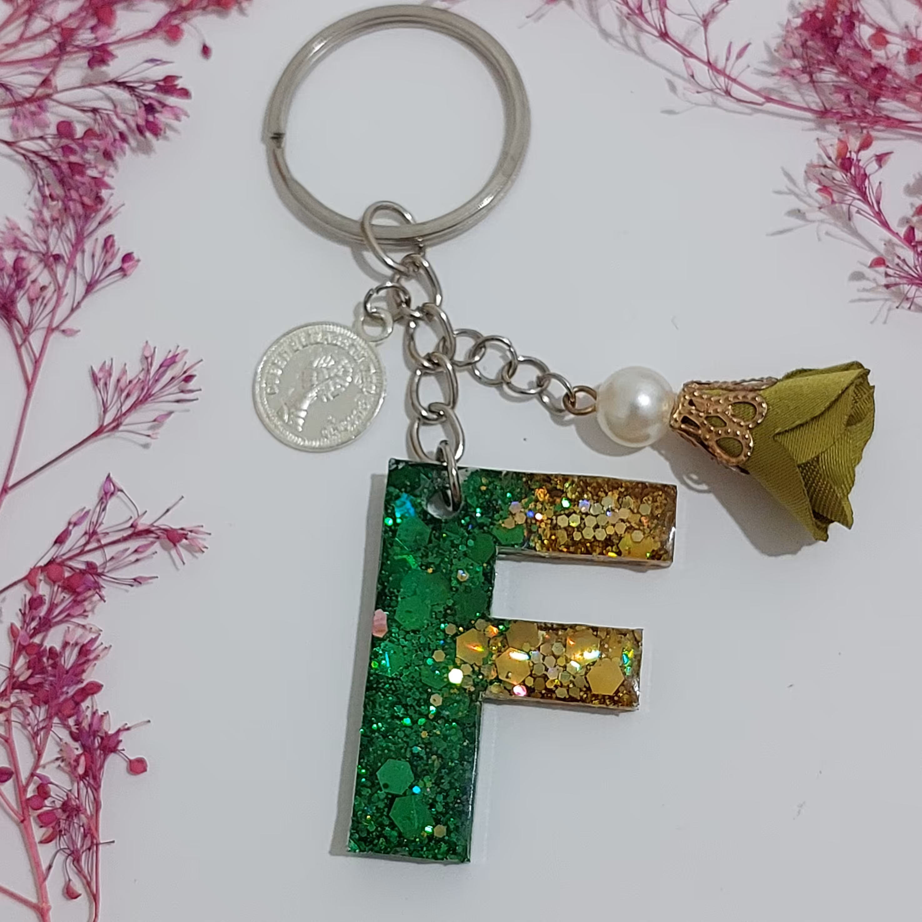 جاکلیدی دستساز رزینی حرف F انگلیسی با آویز گل و خرجکار فلزی 