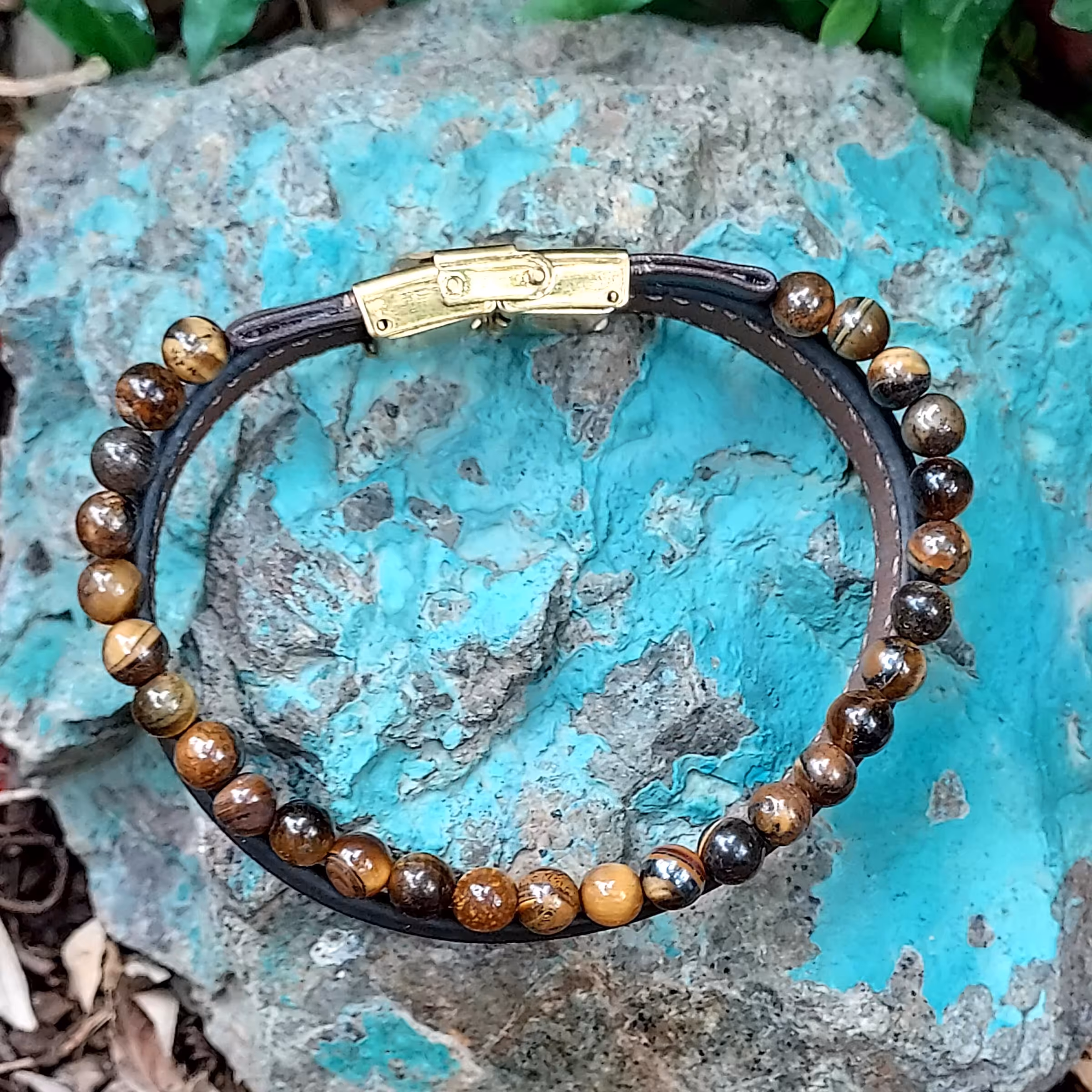 دستبند چرم طبیعی همراه با مهره های چشم ببر سایز 6 قفل و یراق استیل رنگ ثابت 