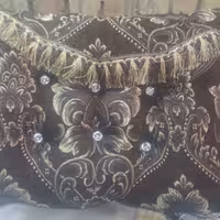 پشتی 6 دکمه ای  زیپ دار  پارچه شانل فرهمند
رنگ قهوه ای  استری مخمل عروسکی دکمه جیوه ای