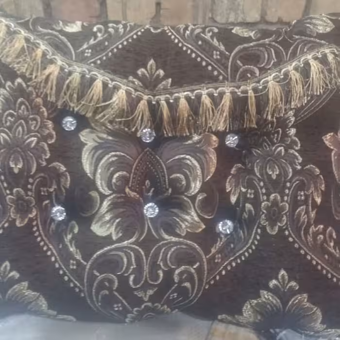 پشتی 6 دکمه ای  زیپ دار  پارچه شانل فرهمند
رنگ قهوه ای  استری مخمل عروسکی دکمه جیوه ای