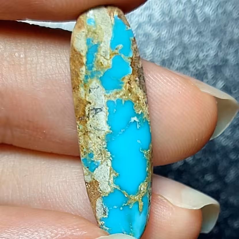 نگین فیروزه اصل نیشابور با تراش بیضی شکل بسیار فاخر کدM148