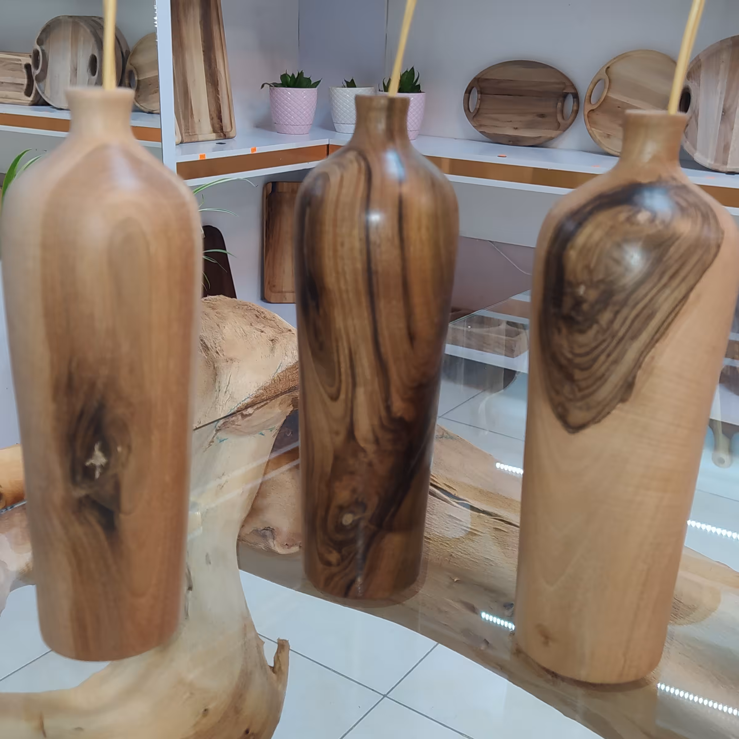 گلدان چوبی .چوب گردو. طول 20سانت .وزن 300 گرم .