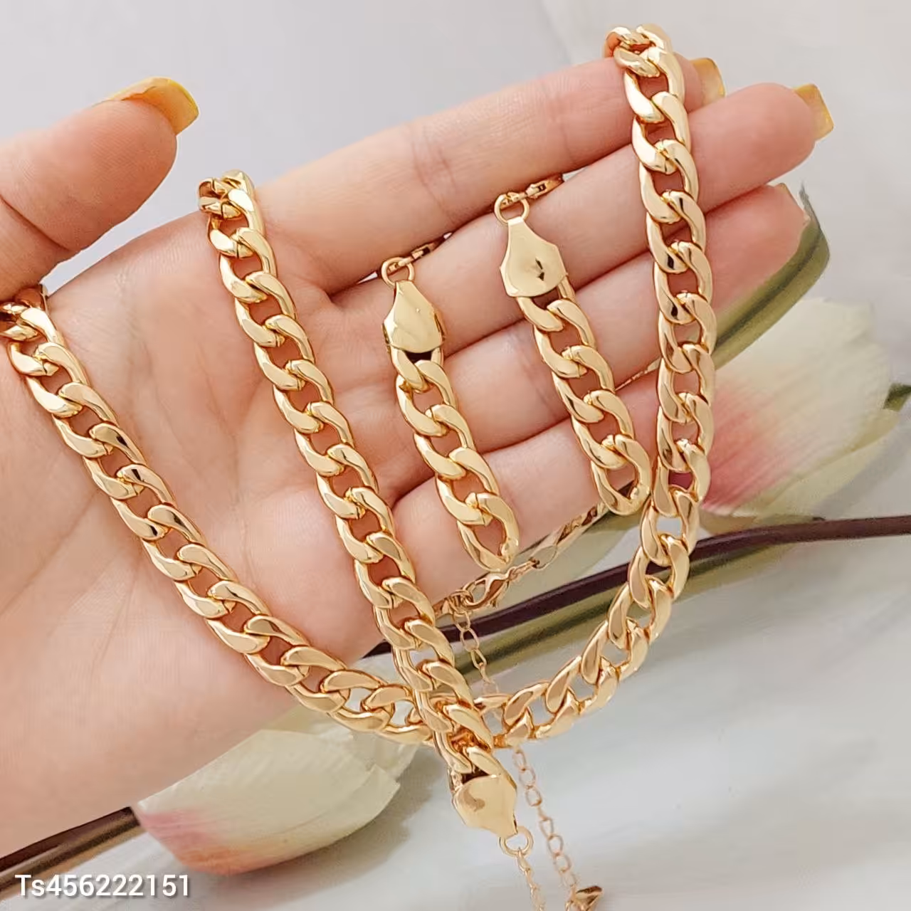 سرویس کارتیه
رنگ ثابت
برنج با روکش اب طلا