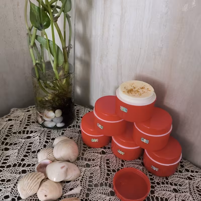 کرم روشن کننده دست گل همیشه بهار