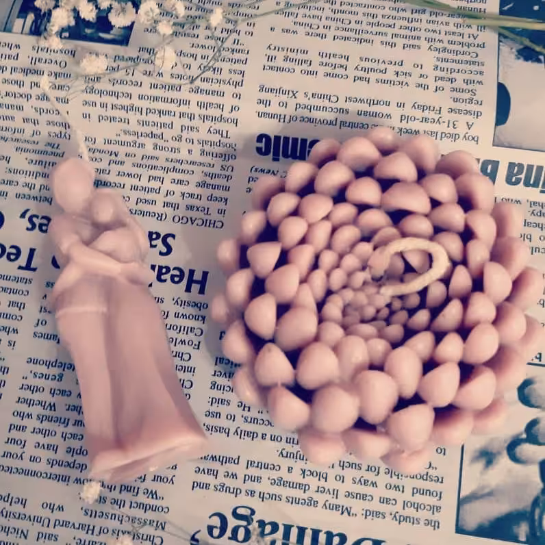 ست شمع مجموعه دو عددی گل داوودی و مجسمه آغوش