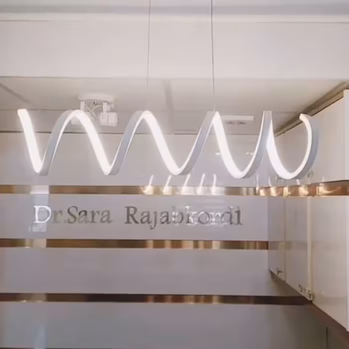 لوستر مدرن طرح فنر رنگ بدنه سفید نور مهتابی