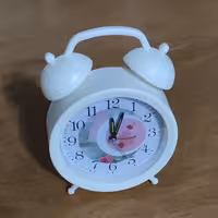 ساعت رومیزی زنگدار فانتزی سفید طرح کاپ کیک 
و گل رز