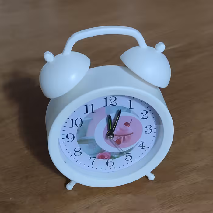 ساعت رومیزی زنگدار فانتزی سفید طرح کاپ کیک 
و گل رز
