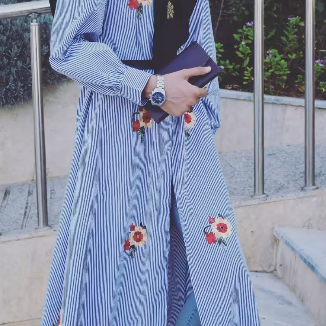 مانتو جلوباز گل دار مخصوص بیرون رفتن ومناسب هوای تابستان ارسال با باربری و پس کرایه می باشد .